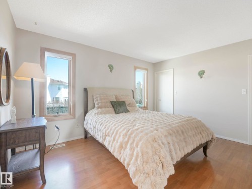 1060 Wedgewood Boulevard, Edmonton, AB - Indoor Photo Showing Bedroom