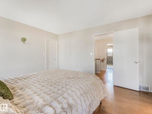 1060 Wedgewood Boulevard, Edmonton, AB - Indoor Photo Showing Bedroom