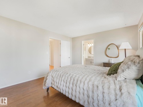 1060 Wedgewood Boulevard, Edmonton, AB - Indoor Photo Showing Bedroom
