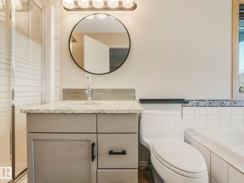 1060 Wedgewood Boulevard, Edmonton, AB - Indoor Photo Showing Bathroom