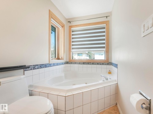 1060 Wedgewood Boulevard, Edmonton, AB - Indoor Photo Showing Bathroom