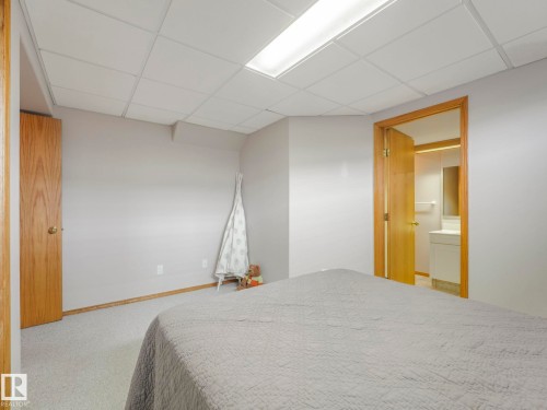 1060 Wedgewood Boulevard, Edmonton, AB - Indoor Photo Showing Bedroom