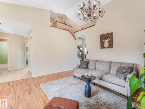 1060 Wedgewood Boulevard, Edmonton, AB - Indoor Photo Showing Living Room