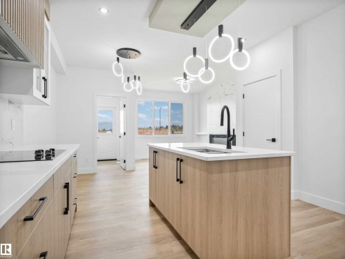 731 30 Street, Edmonton, AB - Indoor Photo Showing Kitchen