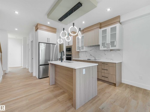 731 30 Street, Edmonton, AB - Indoor Photo Showing Kitchen With Upgraded Kitchen