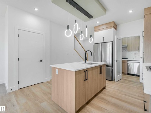 731 30 Street, Edmonton, AB - Indoor Photo Showing Kitchen With Upgraded Kitchen