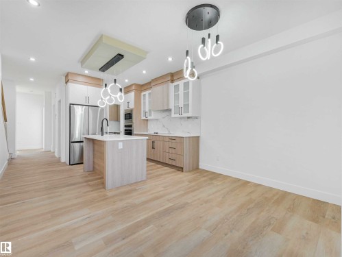 731 30 Street, Edmonton, AB - Indoor Photo Showing Kitchen With Upgraded Kitchen