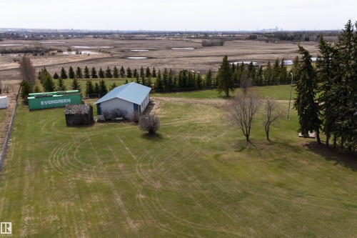 Expansive green lawn with mature trees and a fenced perimeter - 19403 Fort Road, Edmonton, AB - Outdoor With View