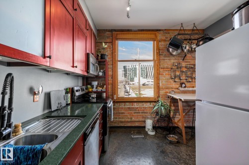 204 10141 95 Street, Edmonton, AB - Indoor Photo Showing Kitchen
