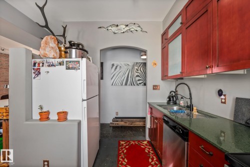 204 10141 95 Street, Edmonton, AB - Indoor Photo Showing Kitchen