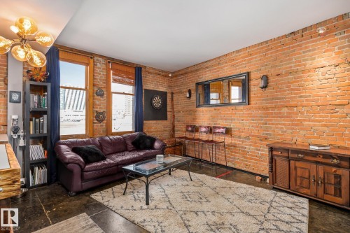 204 10141 95 Street, Edmonton, AB - Indoor Photo Showing Living Room