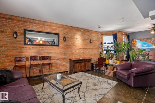 204 10141 95 Street, Edmonton, AB - Indoor Photo Showing Living Room