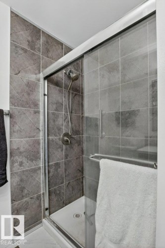 882 Knottwood Road S, Edmonton, AB - Indoor Photo Showing Bathroom