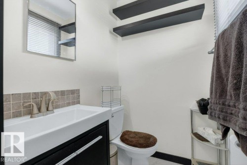 882 Knottwood Road S, Edmonton, AB - Indoor Photo Showing Bathroom