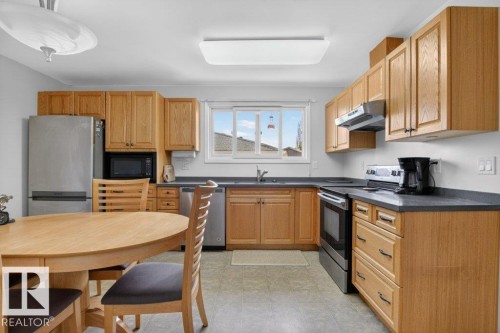 882 Knottwood Road S, Edmonton, AB - Indoor Photo Showing Kitchen