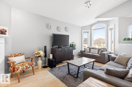 13419 140 Avenue, Edmonton, AB - Indoor Photo Showing Living Room