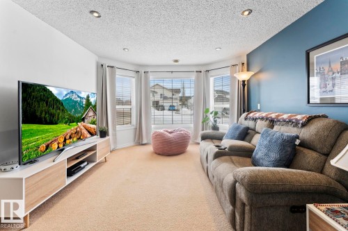616 20 Street, Cold Lake, AB - Indoor Photo Showing Living Room