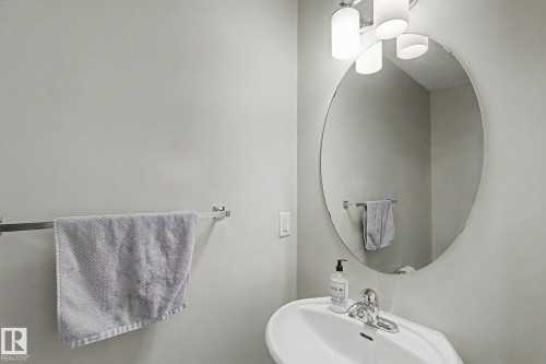1747 Chapman Way, Edmonton, AB - Indoor Photo Showing Bathroom
