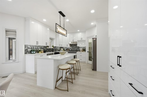 926 Thompson Place, Edmonton, AB - Indoor Photo Showing Kitchen With Upgraded Kitchen