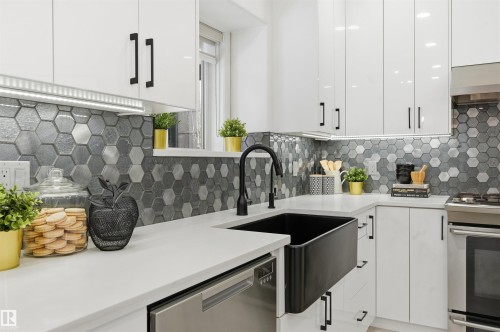 926 Thompson Place, Edmonton, AB - Indoor Photo Showing Kitchen With Upgraded Kitchen