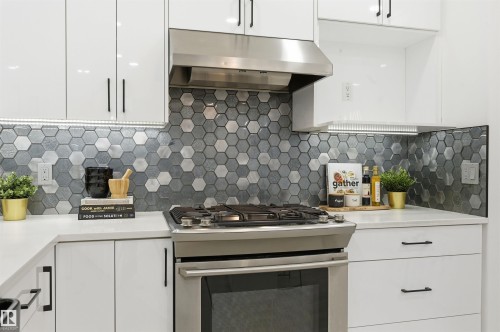 926 Thompson Place, Edmonton, AB - Indoor Photo Showing Kitchen With Upgraded Kitchen