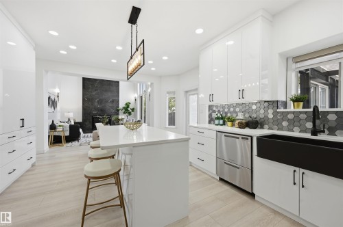926 Thompson Place, Edmonton, AB - Indoor Photo Showing Kitchen With Upgraded Kitchen