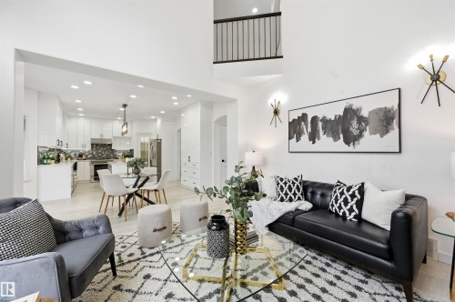 926 Thompson Place, Edmonton, AB - Indoor Photo Showing Living Room