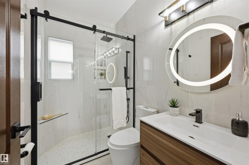 926 Thompson Place, Edmonton, AB - Indoor Photo Showing Bathroom