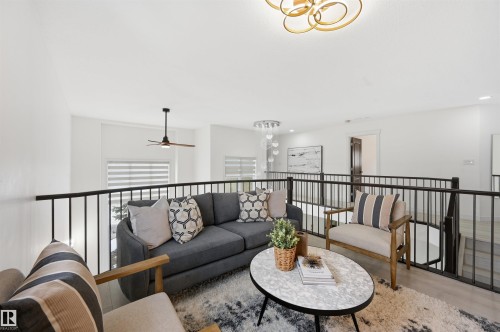 926 Thompson Place, Edmonton, AB - Indoor Photo Showing Living Room