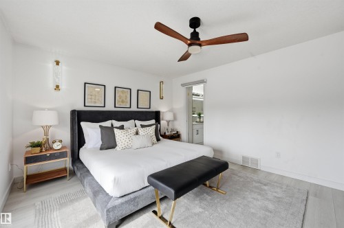 926 Thompson Place, Edmonton, AB - Indoor Photo Showing Bedroom
