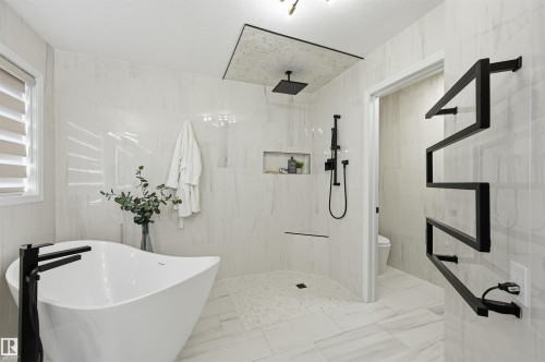 926 Thompson Place, Edmonton, AB - Indoor Photo Showing Bathroom