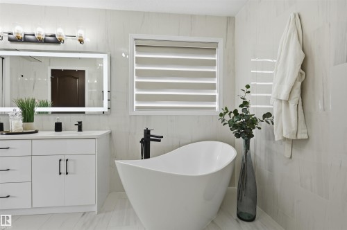 926 Thompson Place, Edmonton, AB - Indoor Photo Showing Bathroom