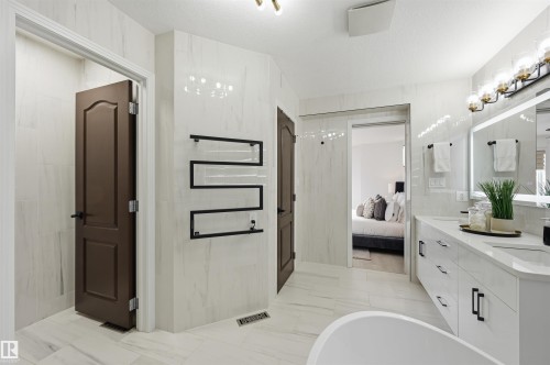 926 Thompson Place, Edmonton, AB - Indoor Photo Showing Bathroom