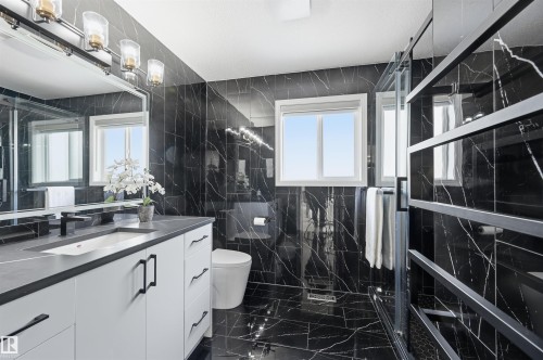 926 Thompson Place, Edmonton, AB - Indoor Photo Showing Bathroom