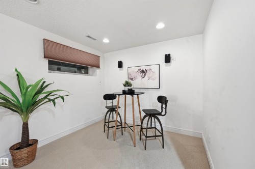 926 Thompson Place, Edmonton, AB - Indoor Photo Showing Other Room