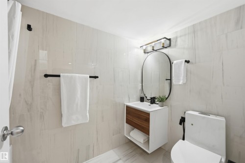 926 Thompson Place, Edmonton, AB - Indoor Photo Showing Bathroom