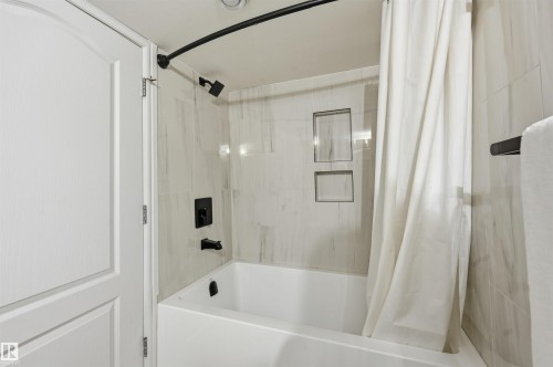926 Thompson Place, Edmonton, AB - Indoor Photo Showing Bathroom
