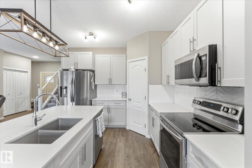 8 Treble Landing, Spruce Grove, AB - Indoor Photo Showing Kitchen With Double Sink With Upgraded Kitchen