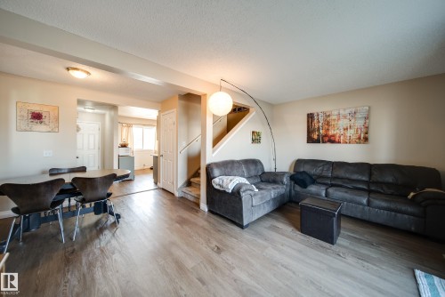 21 18010 98 Avenue, Edmonton, AB - Indoor Photo Showing Living Room
