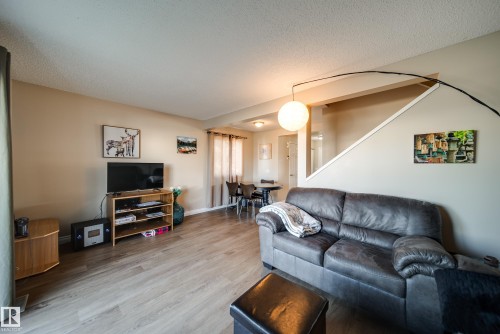 21 18010 98 Avenue, Edmonton, AB - Indoor Photo Showing Living Room