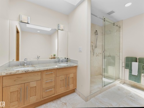 10725 University Avenue, Edmonton, AB - Indoor Photo Showing Bathroom