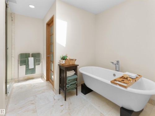 10725 University Avenue, Edmonton, AB - Indoor Photo Showing Bathroom