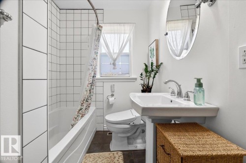 11645 125 Street, Edmonton, AB - Indoor Photo Showing Bathroom