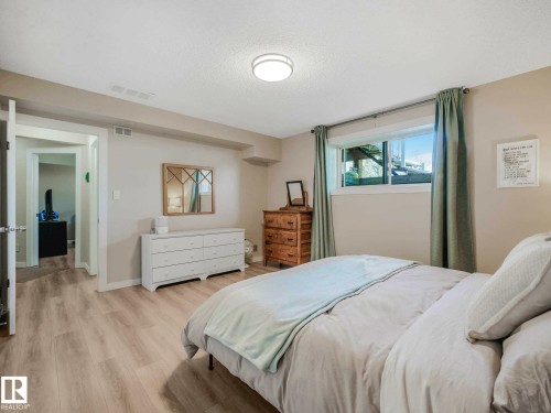 1809 Mill Woods Road E, Edmonton, AB - Indoor Photo Showing Bedroom