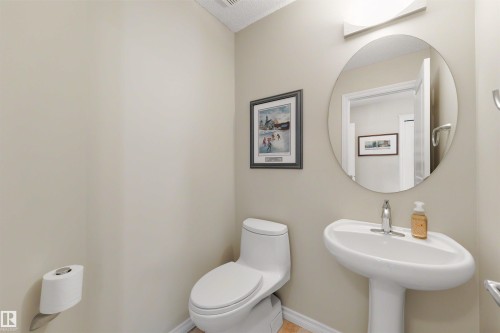 223 Ormsby Road E, Edmonton, AB - Indoor Photo Showing Bathroom