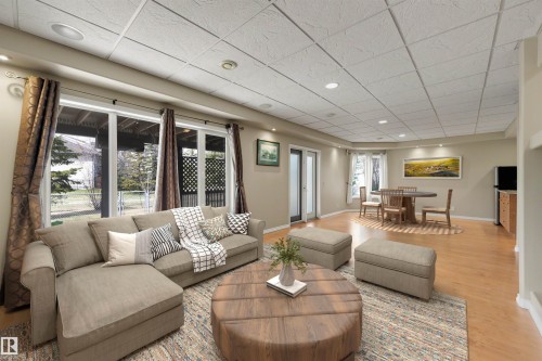 223 Ormsby Road E, Edmonton, AB - Indoor Photo Showing Living Room
