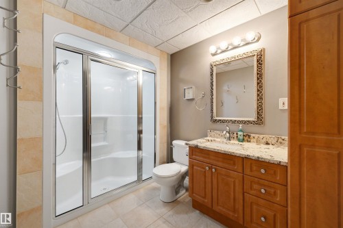 223 Ormsby Road E, Edmonton, AB - Indoor Photo Showing Bathroom