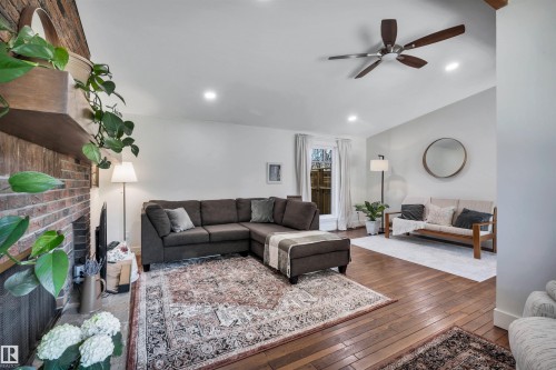 37 Glenmore Crescent, St. Albert, AB - Indoor Photo Showing Living Room