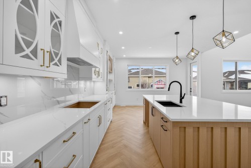 34 Avonlea Way, Spruce Grove, AB - Indoor Photo Showing Kitchen With Upgraded Kitchen