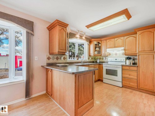 12 Muir Drive, St. Albert, AB - Indoor Photo Showing Kitchen